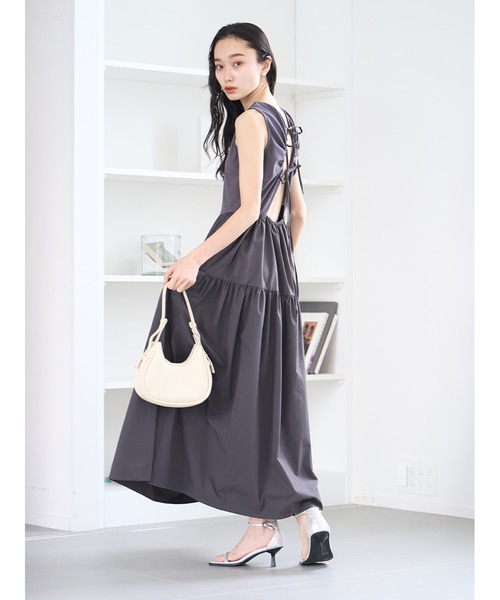Stylevoice for xxx(スタイルヴォイスフォー)の「バックオープンティアードワンピース(ワンピース・レディース・アイボリー/チャコールグレー・FREE)」の10枚目の写真