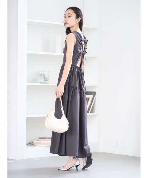 Stylevoice for xxx(スタイルヴォイスフォー)の「バックオープンティアードワンピース(ワンピース・レディース・アイボリー/チャコールグレー・FREE)」の11枚目の写真