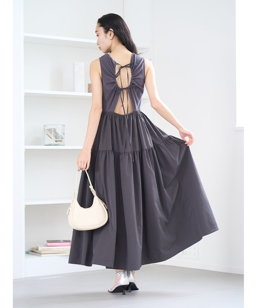 Stylevoice for xxx(スタイルヴォイスフォー)の「バックオープンティアードワンピース(ワンピース・レディース・アイボリー/チャコールグレー・FREE)」の12枚目の写真