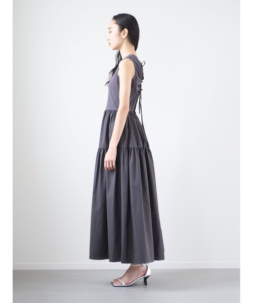 Stylevoice for xxx(スタイルヴォイスフォー)の「バックオープンティアードワンピース(ワンピース・レディース・アイボリー/チャコールグレー・FREE)」の19枚目の写真