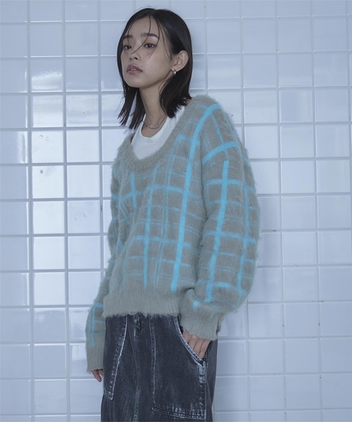 miette(ミエット)の「Uネックシャギーチェックニット(ニット/セーター・レディース・ブラウン/ブラック/グレー/ネイビー・FREE)」の8枚目の写真