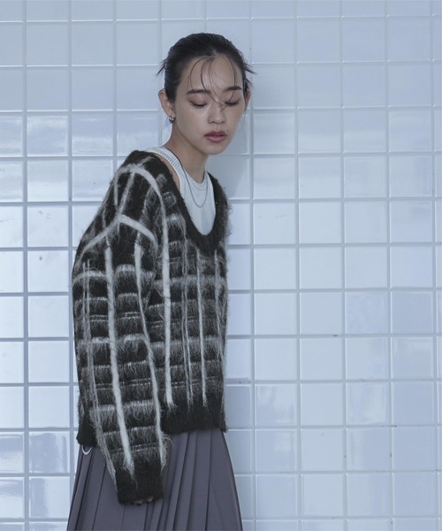 miette(ミエット)の「Uネックシャギーチェックニット(ニット/セーター・レディース・ブラウン/ブラック/グレー/ネイビー・FREE)」の6枚目の写真