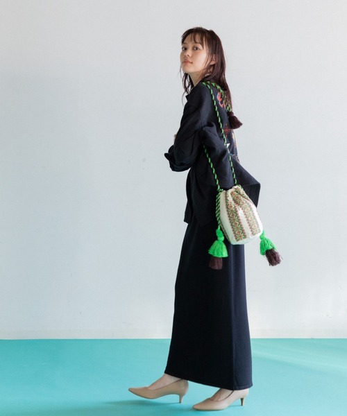 AMERICAN RAG CIE（アメリカンラグシー）の「LEIN 縦柄刺繍巾着バッグ（ショルダーバッグ・レディース・ホワイト/ブラック・FREE）」の4枚目の写真