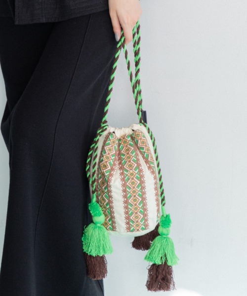 AMERICAN RAG CIE（アメリカンラグシー）の「LEIN 縦柄刺繍巾着バッグ（ショルダーバッグ・レディース・ホワイト/ブラック・FREE）」の6枚目の写真