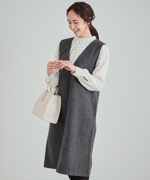 SHOO・LA・RUE(シューラルー)の「◆大人上品な ウール調Vネックジャンドレ(ワンピース・レディース・チャコールグレー/ブラック系7/ブラック・01/02/03/04)」の3枚目の写真