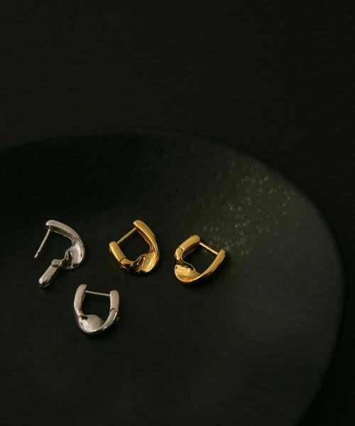 SMELLY（スメリー）の「SMELLY so’　twist pierce（ピアス（両耳用）・レディース・ゴールド・-）」の5枚目の写真