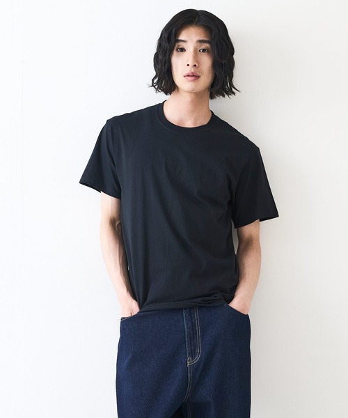 HANES(ヘインズ)の「【HANES/ヘインズ】【両脇に接ぎ目がない丸胴仕様】クルーネックTシャツ 2枚セット タグレス仕様 ワンポイントロゴ まとめ買い ユニセックス(Tシャツ/カットソー・メンズ・ホワイト/ブラック・MEDIUM/LARGE/X-LARGE)」の2枚目の写真