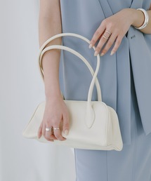 anuans ボリュームショルダー 白 anuans（アニュアンス）の「モチーフ付きショルダーバッグ