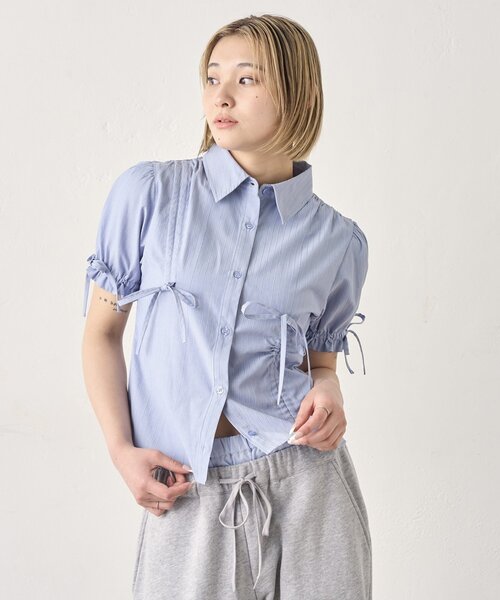 Six M（シックスエム）の「【SixM/シックスエム】ギャザーリボンパフブラウス（シャツ/ブラウス・レディース・サックスブルー/オフホワイト・FREE）」の3枚目の写真