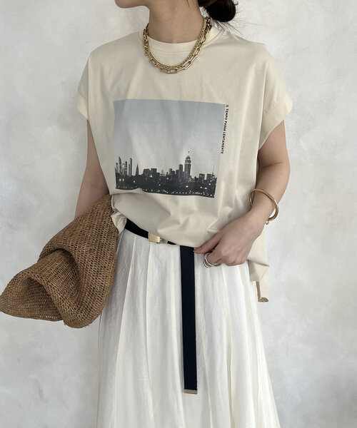 DouDou(ドゥドゥ)の「【WEB限定】フォトプリントトップス(Tシャツ/カットソー・レディース・ベージュ/オフホワイト/チャコールグレー・FREE)」の3枚目の写真