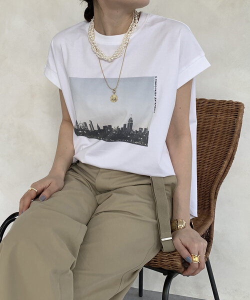 DouDou(ドゥドゥ)の「【WEB限定】フォトプリントトップス(Tシャツ/カットソー・レディース・ベージュ/オフホワイト/チャコールグレー・FREE)」の2枚目の写真