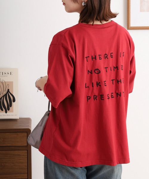 Emago（イマゴ）の「EMAGO ビスネーム付きロゴ刺繍Ｔシャツ（Tシャツ/カットソー・レディース・チャコールグレー/レッド/ホワイト・FREE）」の3枚目の写真