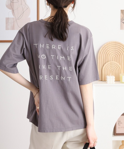 Emago（イマゴ）の「EMAGO ビスネーム付きロゴ刺繍Ｔシャツ（Tシャツ/カットソー・レディース・チャコールグレー/レッド/ホワイト・FREE）」の2枚目の写真