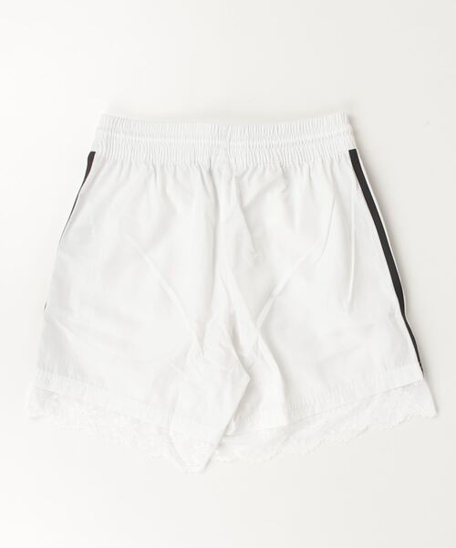 adidas(アディダス)の「adidas 3 STRIPE SHORT / アディダス レース トリム 3 ストライプ ショーツ(その他パンツ・レディース・ホワイト・M/S/L)」の5枚目の写真