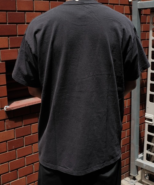 TRAVIS SCOTT(トラヴィススコット)の「THRIFTY LOOK スリフティルック / THRIFTY"TRAVIS SCOTT"TEE rap tee(Tシャツ/カットソー・メンズ・ブラック系1/ブラック・X-LARGE/LARGE/MEDIUM)」の6枚目の写真