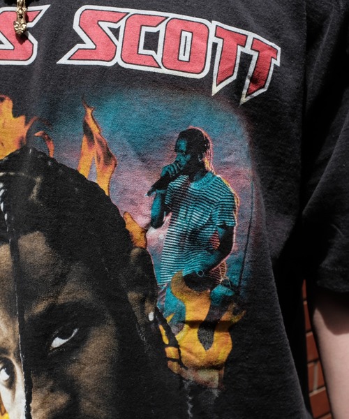TRAVIS SCOTT(トラヴィススコット)の「THRIFTY LOOK スリフティルック / THRIFTY"TRAVIS SCOTT"TEE rap tee(Tシャツ/カットソー・メンズ・ブラック系1/ブラック・X-LARGE/LARGE/MEDIUM)」の8枚目の写真