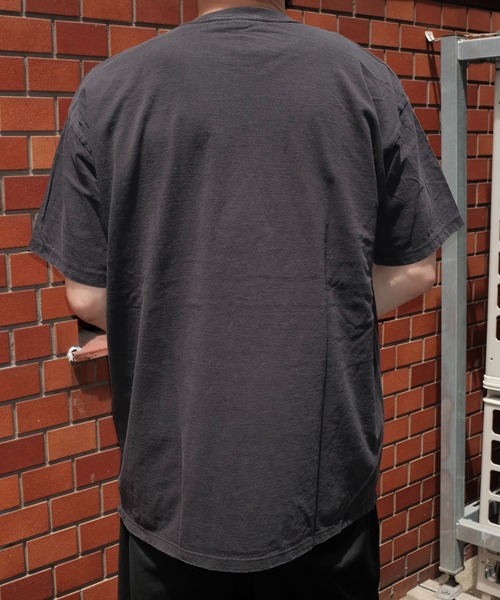 TRAVIS SCOTT(トラヴィススコット)の「THRIFTY LOOK スリフティルック / THRIFTY"TRAVIS SCOTT"TEE rap tee(Tシャツ/カットソー・メンズ・ブラック系1/ブラック・X-LARGE/LARGE/MEDIUM)」の3枚目の写真