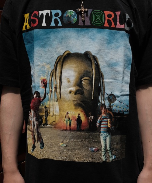 TRAVIS SCOTT(トラヴィススコット)の「THRIFTY LOOK スリフティルック / THRIFTY"TRAVIS SCOTT"TEE rap tee(Tシャツ/カットソー・メンズ・ブラック系1/ブラック・X-LARGE/LARGE/MEDIUM)」の4枚目の写真