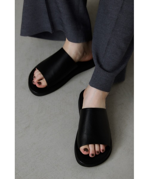 un/neu(アンノイ)の「フェイクレザーシンプルフラットミュール / デイリーフラットサンダル(サンダル・レディース・ブラック/ブラウン・MEDIUM/SMALL/LARGE)」の1枚目の写真