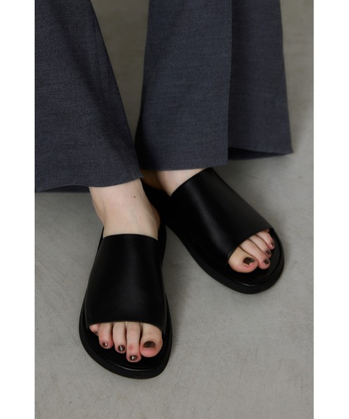 un/neu(アンノイ)の「フェイクレザーシンプルフラットミュール / デイリーフラットサンダル(サンダル・レディース・ブラック/ブラウン・MEDIUM/SMALL/LARGE)」の7枚目の写真