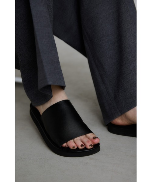 un/neu(アンノイ)の「フェイクレザーシンプルフラットミュール / デイリーフラットサンダル(サンダル・レディース・ブラック/ブラウン・MEDIUM/SMALL/LARGE)」の8枚目の写真