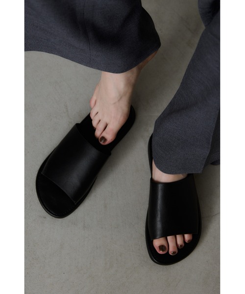 un/neu(アンノイ)の「フェイクレザーシンプルフラットミュール / デイリーフラットサンダル(サンダル・レディース・ブラック/ブラウン・MEDIUM/SMALL/LARGE)」の9枚目の写真