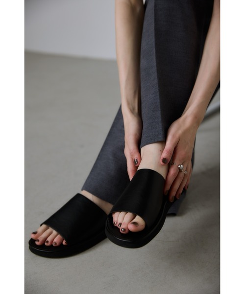 un/neu(アンノイ)の「フェイクレザーシンプルフラットミュール / デイリーフラットサンダル(サンダル・レディース・ブラック/ブラウン・MEDIUM/SMALL/LARGE)」の10枚目の写真