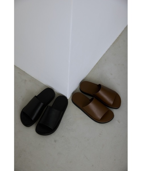 un/neu(アンノイ)の「フェイクレザーシンプルフラットミュール / デイリーフラットサンダル(サンダル・レディース・ブラック/ブラウン・MEDIUM/SMALL/LARGE)」の6枚目の写真