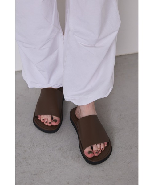 un/neu(アンノイ)の「フェイクレザーシンプルフラットミュール / デイリーフラットサンダル(サンダル・レディース・ブラック/ブラウン・MEDIUM/SMALL/LARGE)」の15枚目の写真
