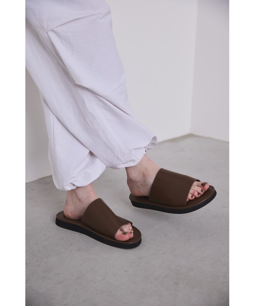 un/neu(アンノイ)の「フェイクレザーシンプルフラットミュール / デイリーフラットサンダル(サンダル・レディース・ブラック/ブラウン・MEDIUM/SMALL/LARGE)」の17枚目の写真