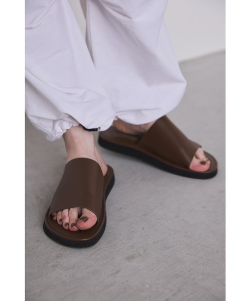 un/neu(アンノイ)の「フェイクレザーシンプルフラットミュール / デイリーフラットサンダル(サンダル・レディース・ブラック/ブラウン・MEDIUM/SMALL/LARGE)」の19枚目の写真