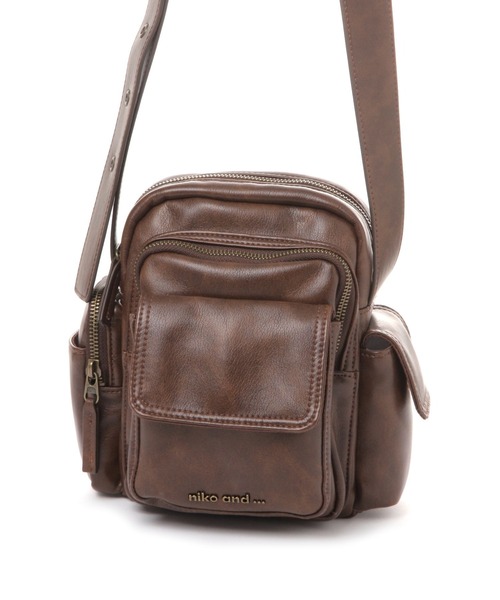 niko and...（ニコアンド）の「《500mlボトル収納可能》PUマルチポケットショルダーバッグ（ショルダーバッグ・レディース・ダークブラウン/ブラック・0）」の6枚目の写真