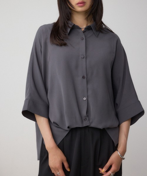 AZUL by moussy(アズールバイマウジー)の「楊柳タックヘムコクーンシャツ(シャツ/ブラウス・レディース・アイボリー/ブラック/グレー・FREE)」の3枚目の写真