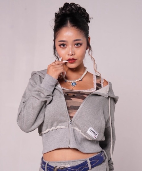 ロゴ刺繍ショートZIPパーカー（パーカー）｜GOSSIP CLUB