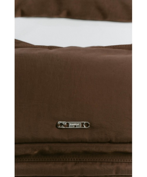 Knuth Marf(クヌースマーフ)の「useful nylon shoulder bag(ショルダーバッグ・レディース・ブラック/ブラウン・ONE SIZE)」の4枚目の写真