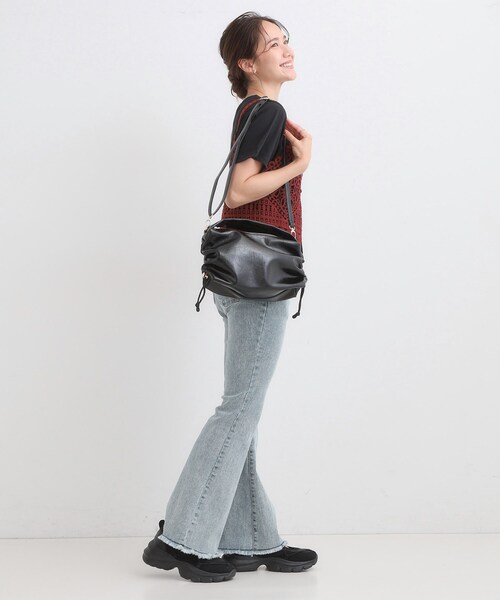 SHOO・LA・RUE(シューラルー)の「サイドギャザーミニショルダーバッグ(ショルダーバッグ・レディース・ブラウン系/ブラック・00)」の4枚目の写真
