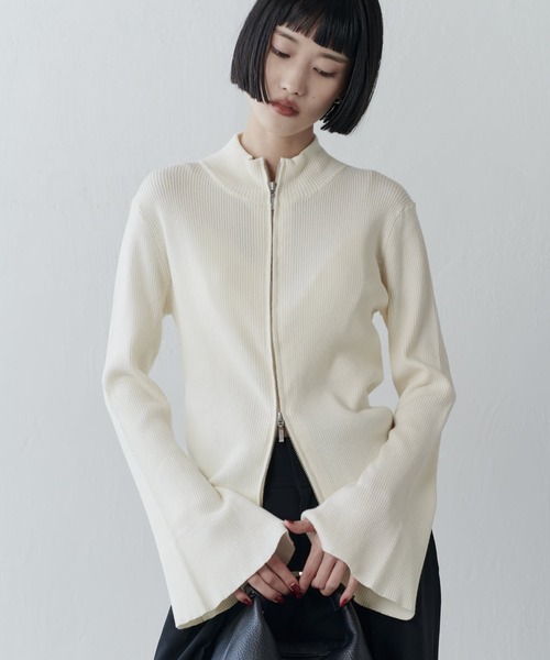 Lui's(ルイス)の「袖フレアZIPプルオーバー(ニット/セーター・レディース・オフホワイト/ブラック/グレー・FREE)」の2枚目の写真