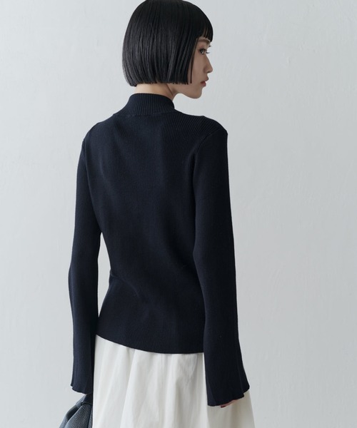 Lui's(ルイス)の「袖フレアZIPプルオーバー(ニット/セーター・レディース・オフホワイト/ブラック/グレー・FREE)」の6枚目の写真