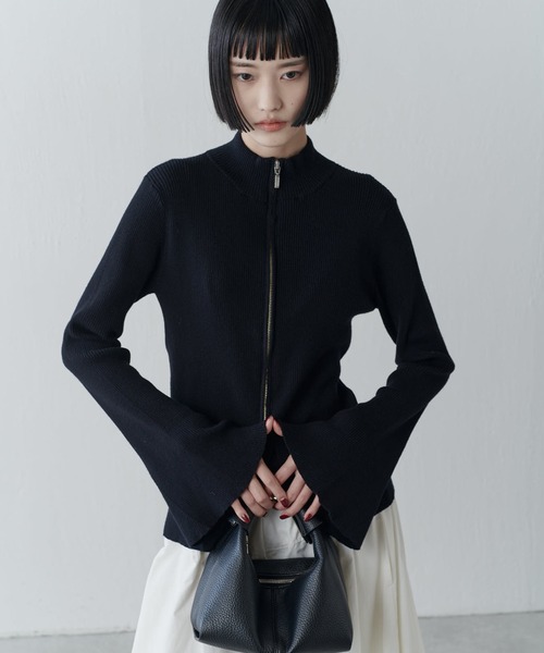 Lui's(ルイス)の「袖フレアZIPプルオーバー(ニット/セーター・レディース・オフホワイト/ブラック/グレー・FREE)」の5枚目の写真