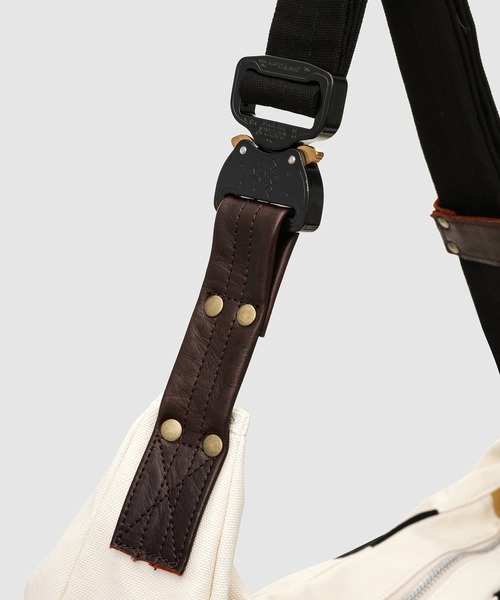 KHOKI（コッキ）の「3D cutting messenger bag（ショルダーバッグ・メンズ・ブラック/ブルー/レッド・FREE）」の9枚目の写真