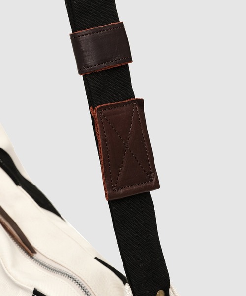 KHOKI（コッキ）の「3D cutting messenger bag（ショルダーバッグ・メンズ・ブラック/ブルー/レッド・FREE）」の8枚目の写真