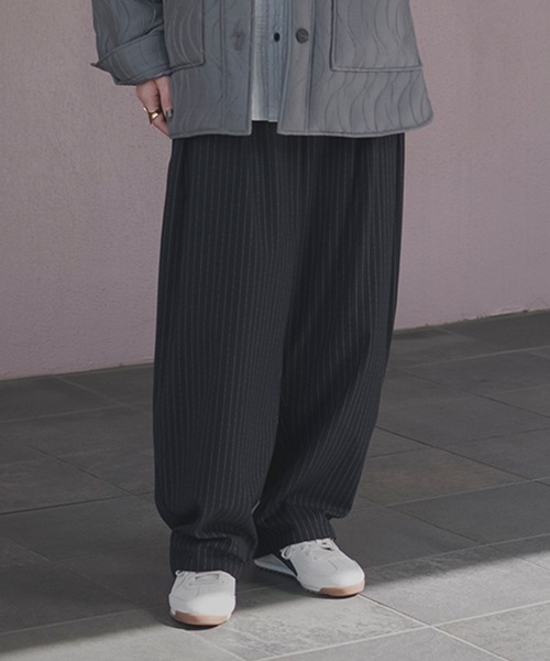 studio CLIP（スタディオクリップ）の「【daily CLIP】TRピンストライプタックパンツ（スラックス・レディース・グレー/ブラック・MEDIUM/LARGE）」の2枚目の写真