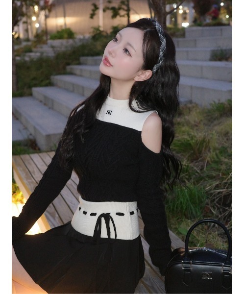 Darich（ダーリッチ）の「ショルダーオープンニットセットアップ