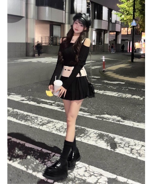 Darich（ダーリッチ）の「ショルダーオープンニットセットアップ