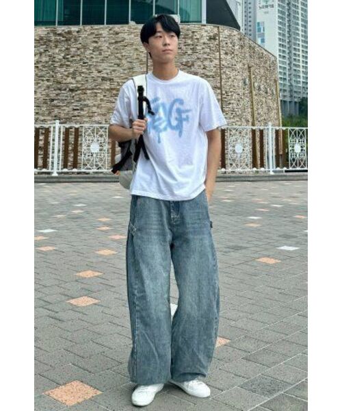 ESCAPEFROM（エスケープフロム）の「スカイブルーグラフィティ ESCFロゴプリントオーバーサイズ半袖Tシャツホワイト（Tシャツ/カットソー・レディース・その他・LARGE/SMALL/MEDIUM）」の3枚目の写真