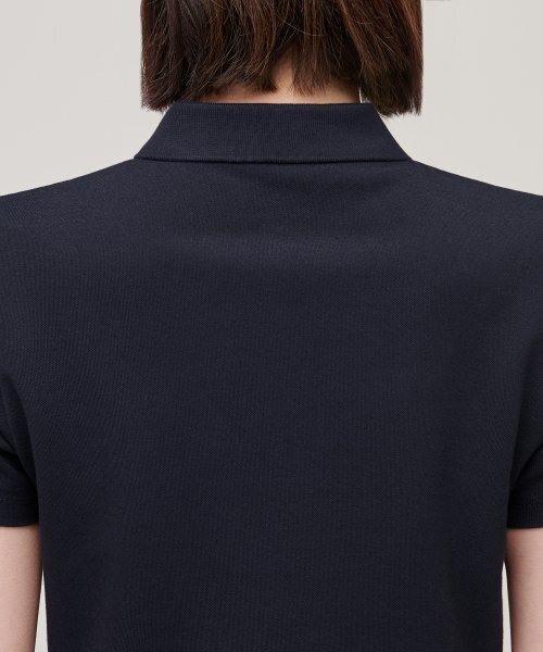 MUSINSA STANDARD WOMAN(ムシンサスタンダードウーマン)の「【クールタンダード】レディースクロップドピケポロシャツ【ネイビー】(ポロシャツ・レディース・その他・SMALL/MEDIUM/LARGE/X-SMALL)」の4枚目の写真