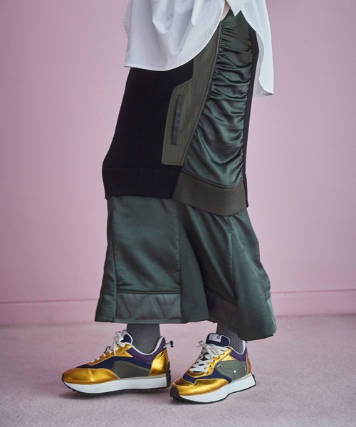 OMMO(オーエムエムオー)の「SATIN LAYERED CUT SK(スカート・レディース・グレー/カーキ/ブラック・38/36)」の1枚目の写真