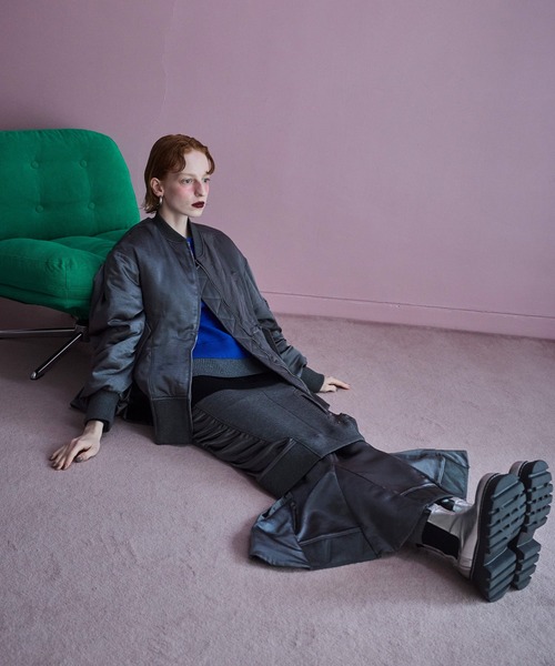 OMMO(オーエムエムオー)の「SATIN LAYERED CUT SK(スカート・レディース・グレー/カーキ/ブラック・38/36)」の21枚目の写真
