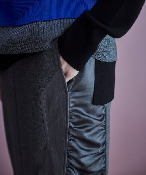 OMMO(オーエムエムオー)の「SATIN LAYERED CUT SK(スカート・レディース・グレー/カーキ/ブラック・38/36)」の19枚目の写真