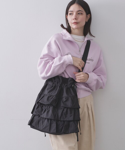 OPAQUE.CLIP（オペークドットクリップ）の「ドロストリボンフリルティアードショルダーバッグ【長さ調整可能】（ショルダーバッグ・レディース・チャコールグレー/ブラック/ライトベージュ・00）」の2枚目の写真